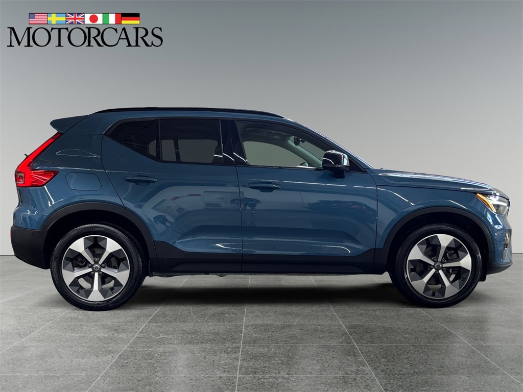 2023 Volvo XC40 Plus photo 2