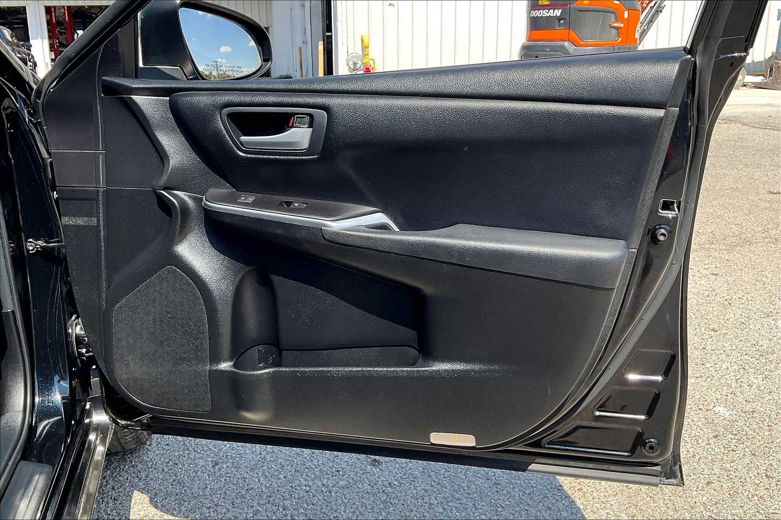2016 Toyota Camry SE photo 21