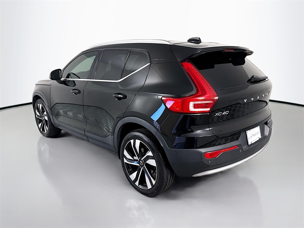 2023 Volvo XC40 Ultimate photo 3