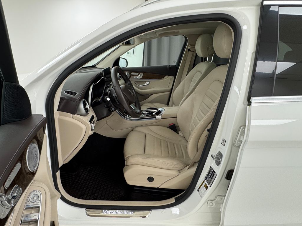 2017 Mercedes Benz GLC 300 4MATIC photo 11