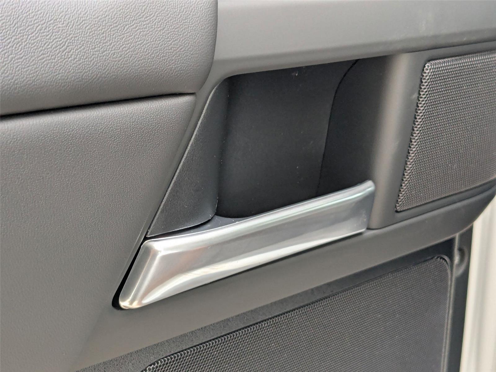 2025 Land Rover Defender 130 X-Dynamic SE photo 25
