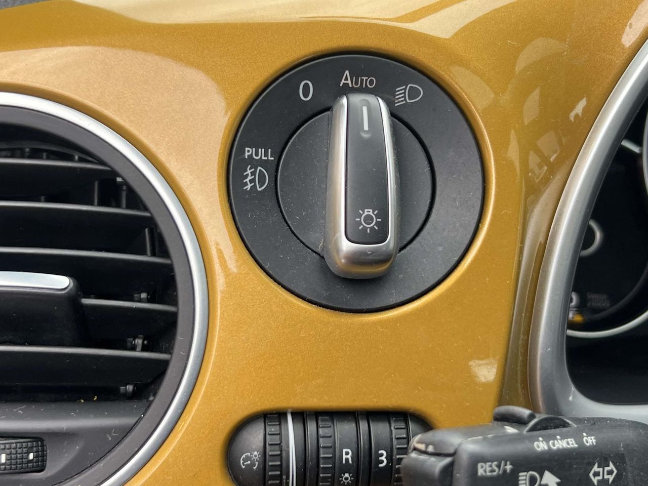 2016 Volkswagen Beetle 1.8T Dune photo 14
