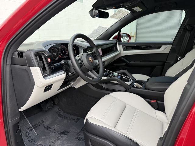 2025 Porsche Cayenne Base photo 4