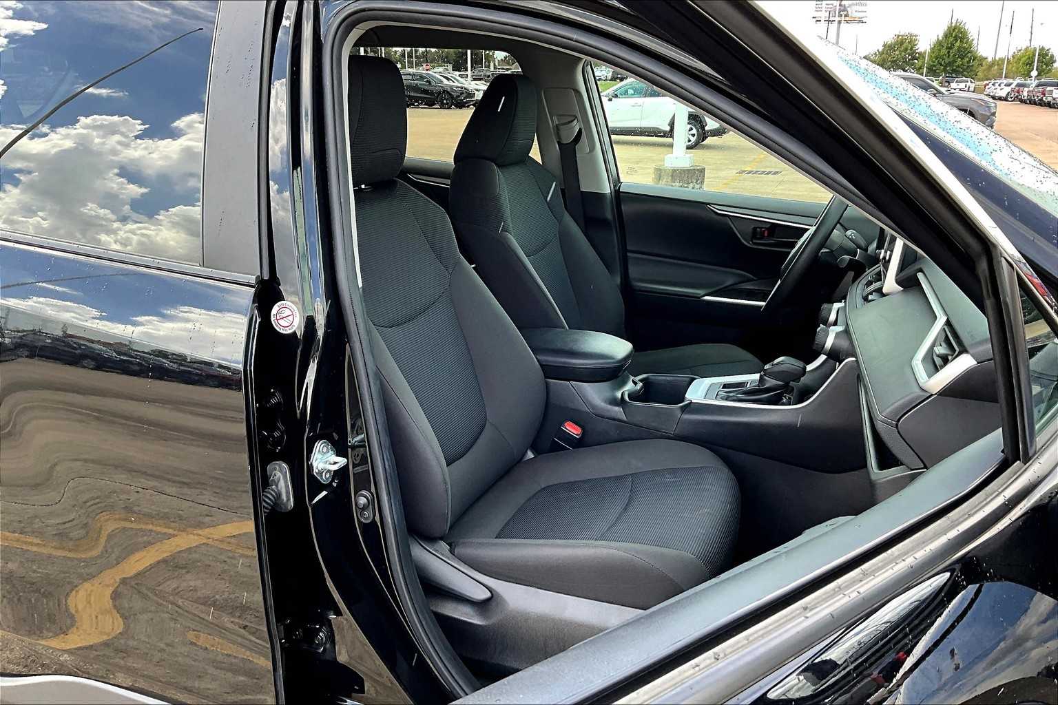 2024 Toyota RAV4 LE photo 8