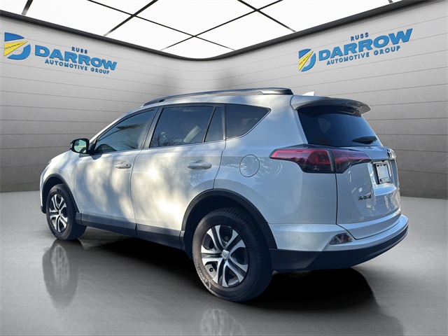 2017 Toyota RAV4 LE photo 3