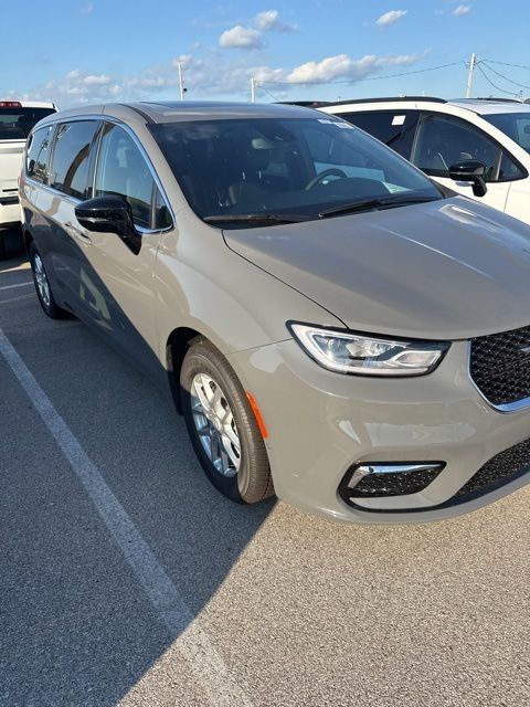 2025 Chrysler Pacifica photo 3