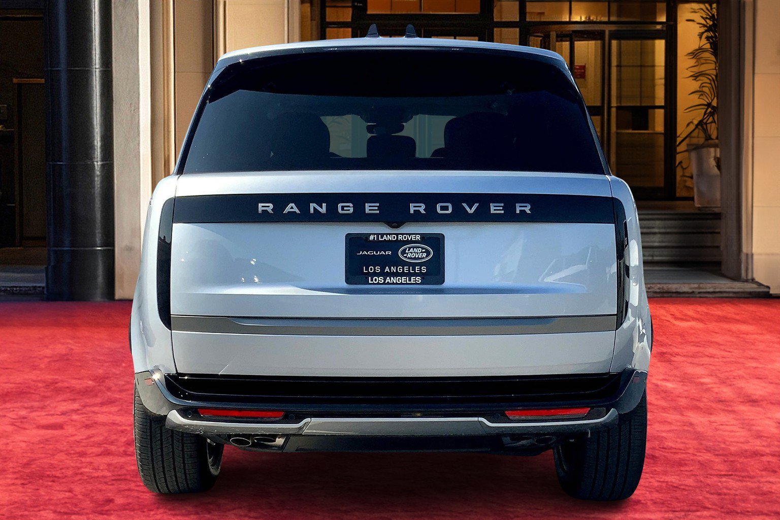 2025 Land Rover Range Rover SE photo 3