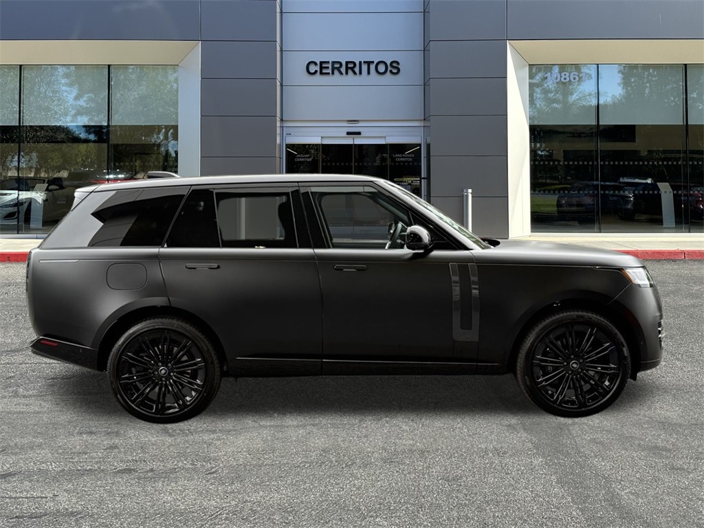 2025 Land Rover Range Rover SE photo 3