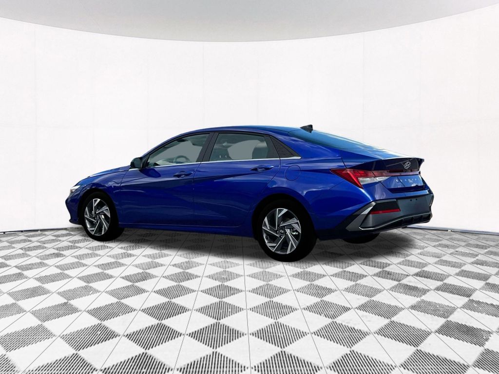 2025 Hyundai Elantra SEL Convenience photo 3