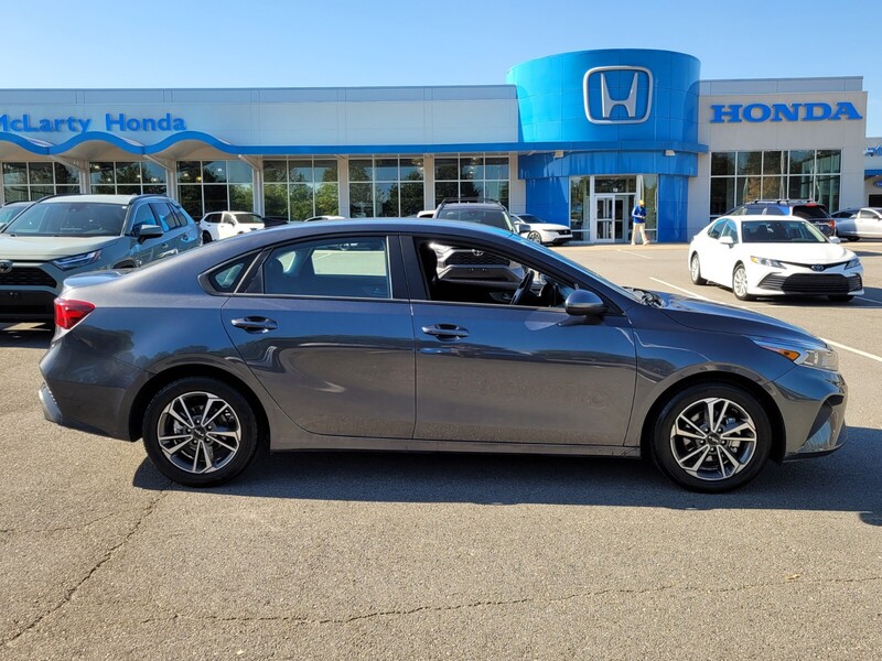 2023 Kia Forte LXS photo 2