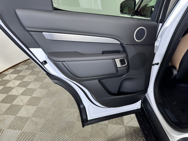 2025 Land Rover Discovery SE photo 14
