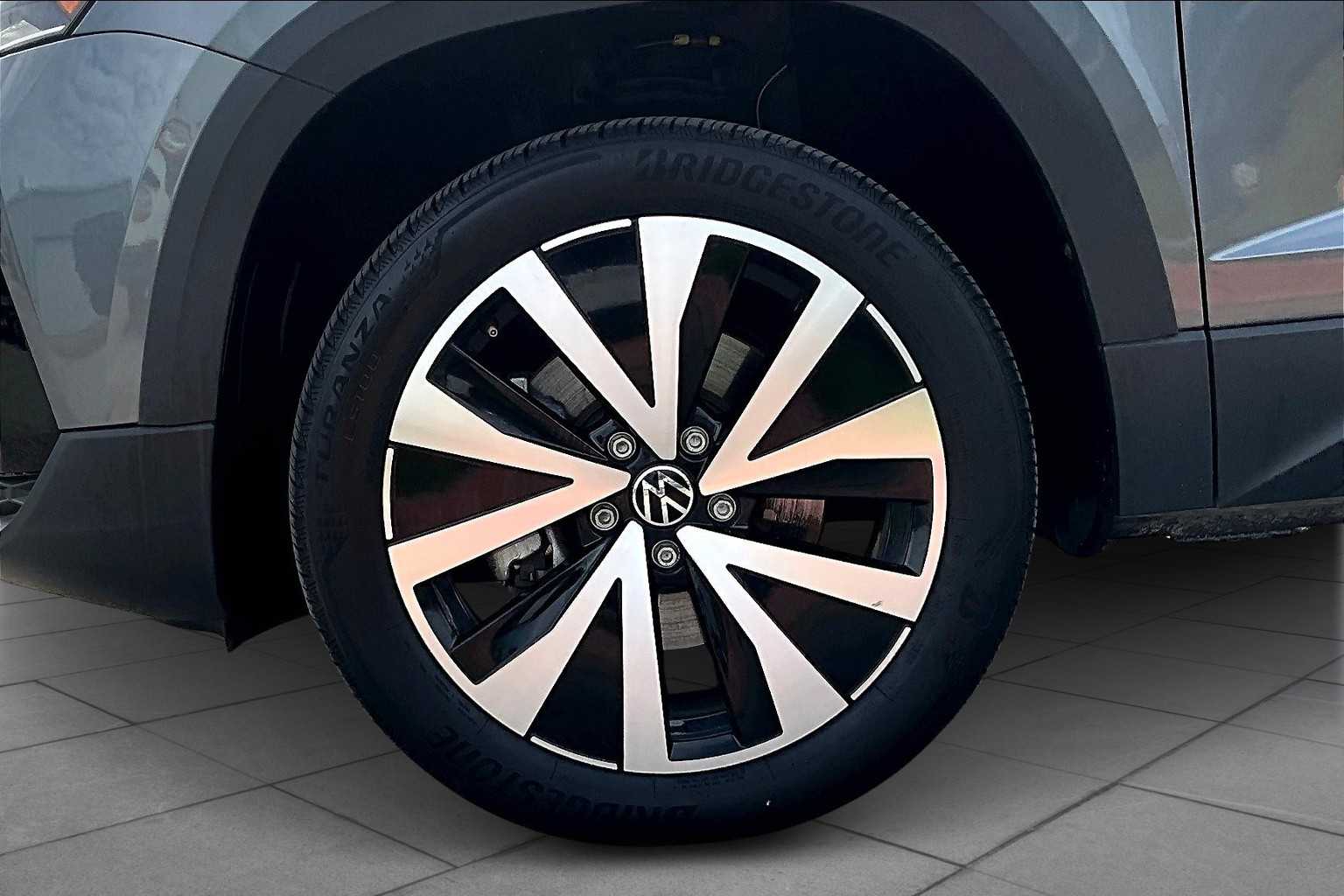2024 Volkswagen Taos SE photo 9