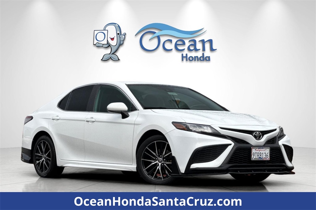 2021 Toyota Camry SE's photo