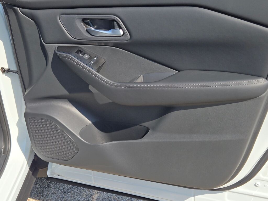 2026 Nissan Rogue SV photo 4
