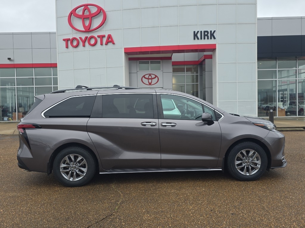 2022 Toyota Sienna XLE's photo