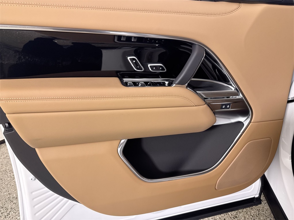 2025 Land Rover Range Rover SE photo 13