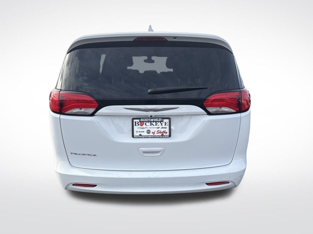 2017 Chrysler Pacifica Touring photo 4