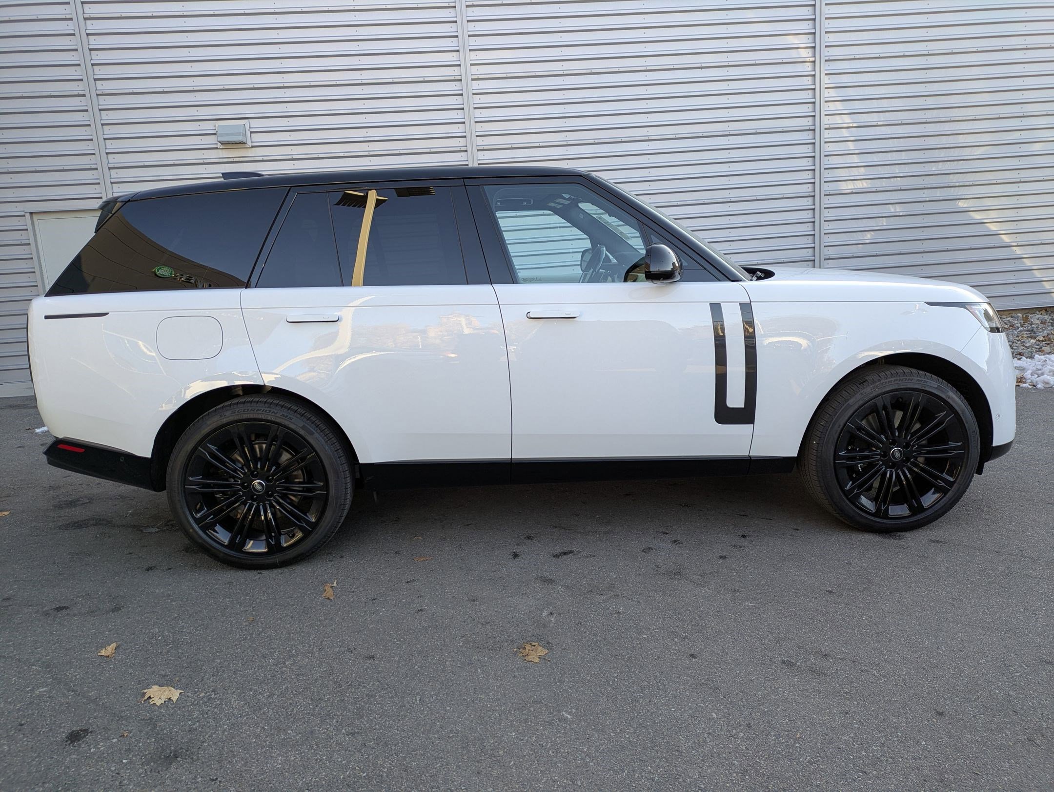 2025 Land Rover Range Rover SE photo 4