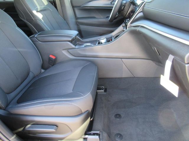2025 Jeep Grand Cherokee Laredo photo 10