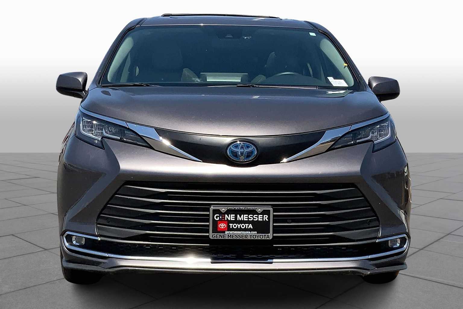2023 Toyota Sienna XLE photo 3
