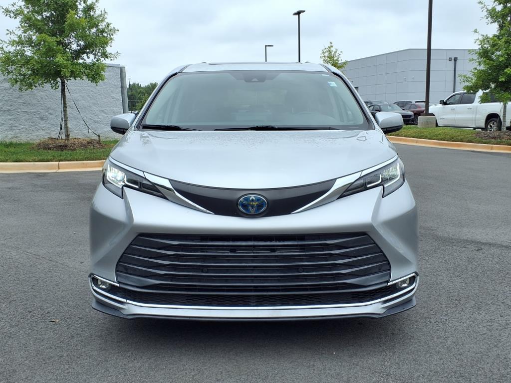 2021 Toyota Sienna XLE photo 2