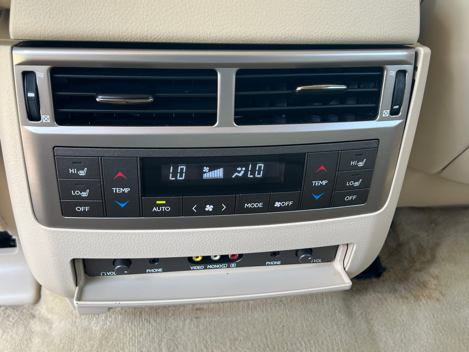 2014 Lexus LX 570 photo 19
