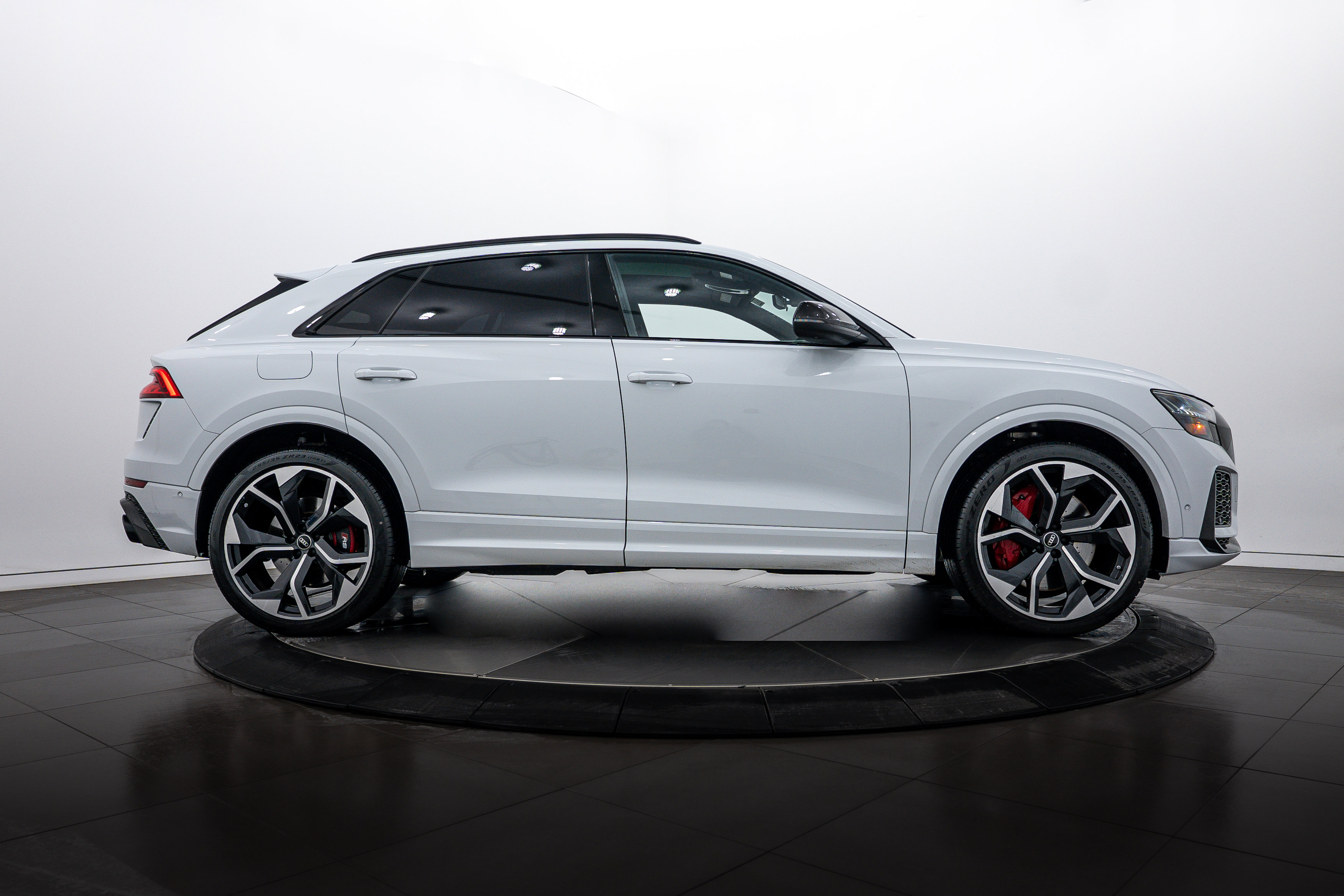 2022 Audi RS Q8 photo 3