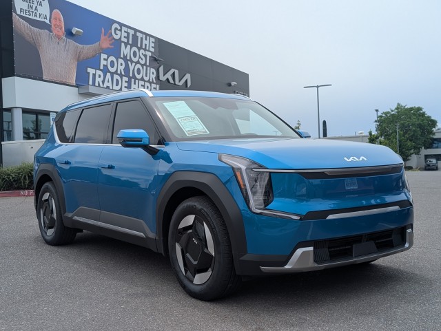 Used 2025 Ocean Blue Kia Wind image 1