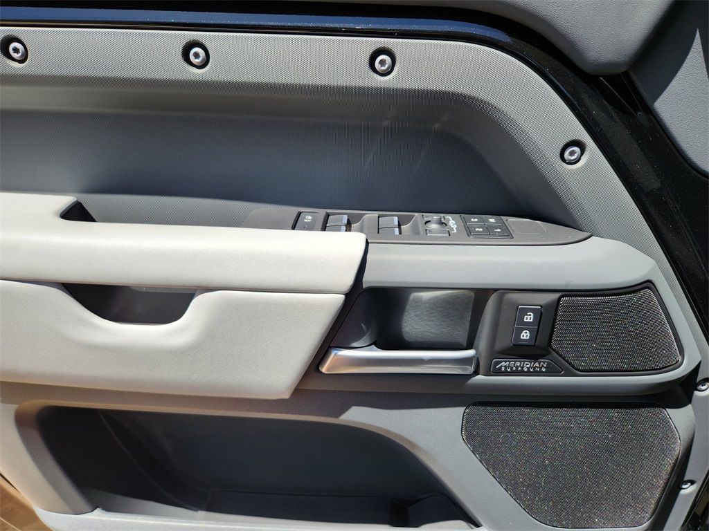 2025 Land Rover Defender 130 X-Dynamic SE photo 16