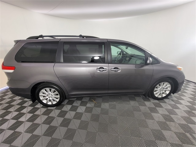 2011 Toyota Sienna XLE photo 2