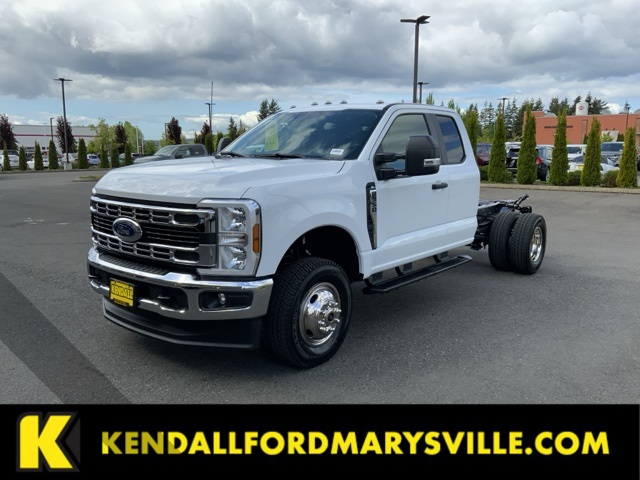 2025 Ford F-350 Super Duty Chassis Cab XL's photo