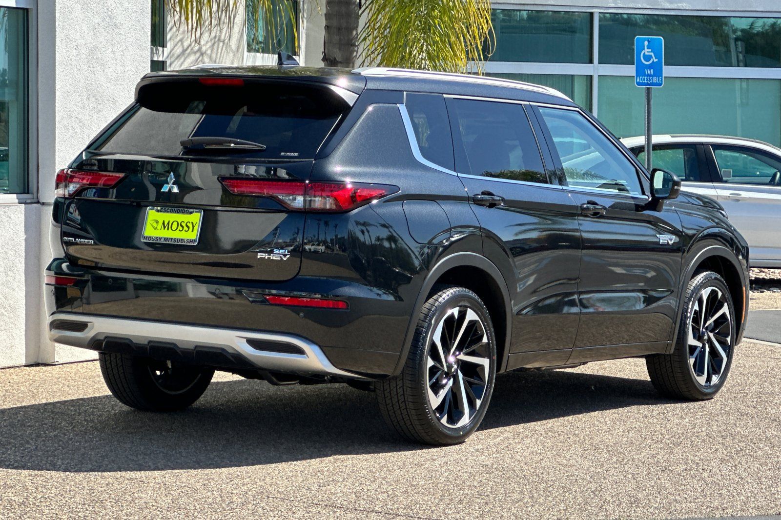 2025 Mitsubishi Outlander PHEV SEL photo 4