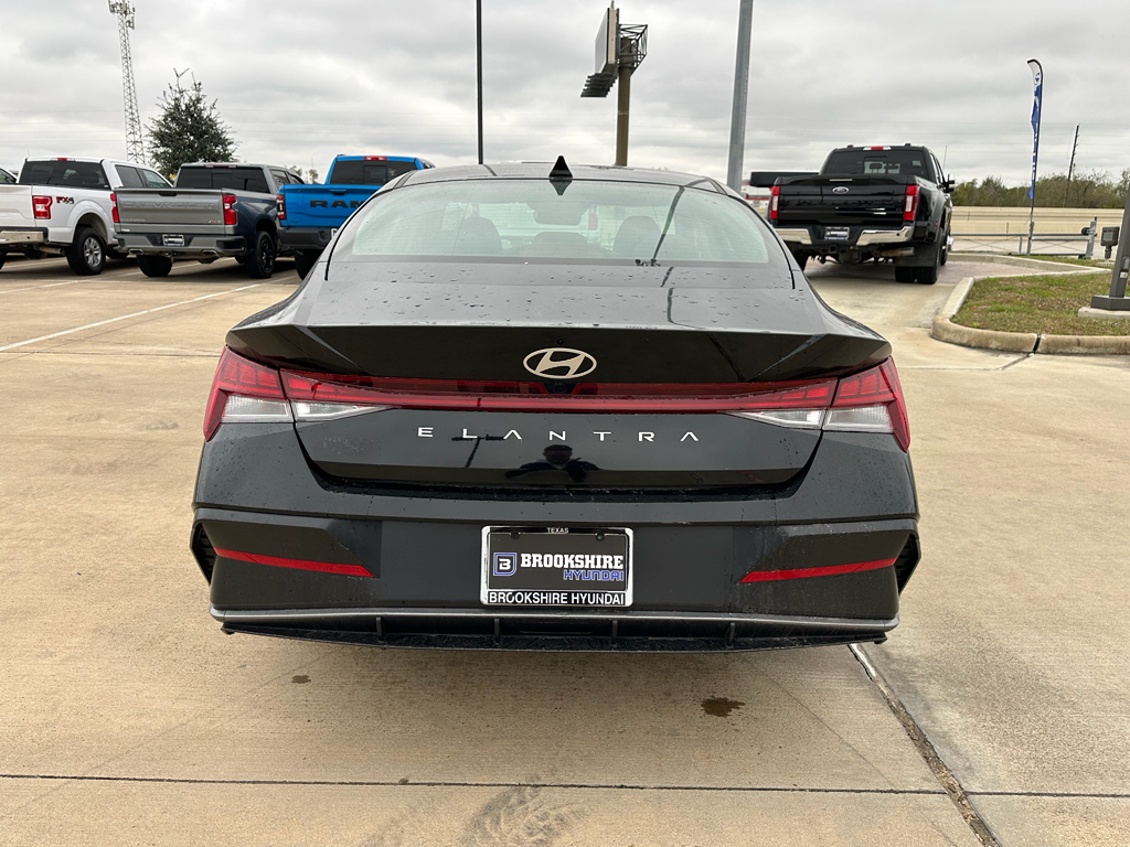 2025 Hyundai Elantra SEL Convenience photo 4