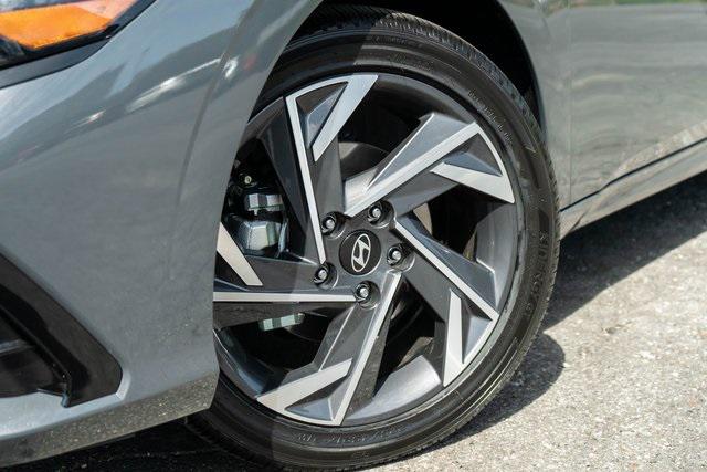 2025 Hyundai Elantra Limited photo 2