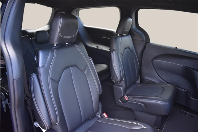 2025 Chrysler Pacifica photo 14