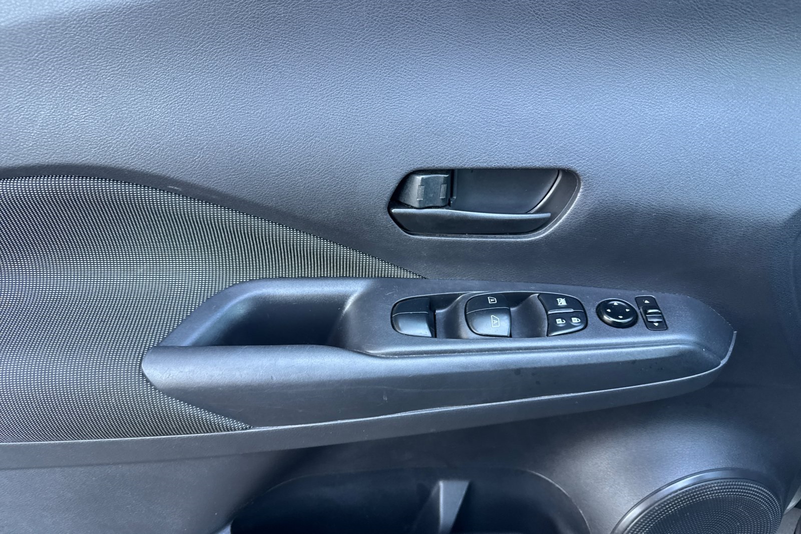 2020 Nissan Kicks S photo 11
