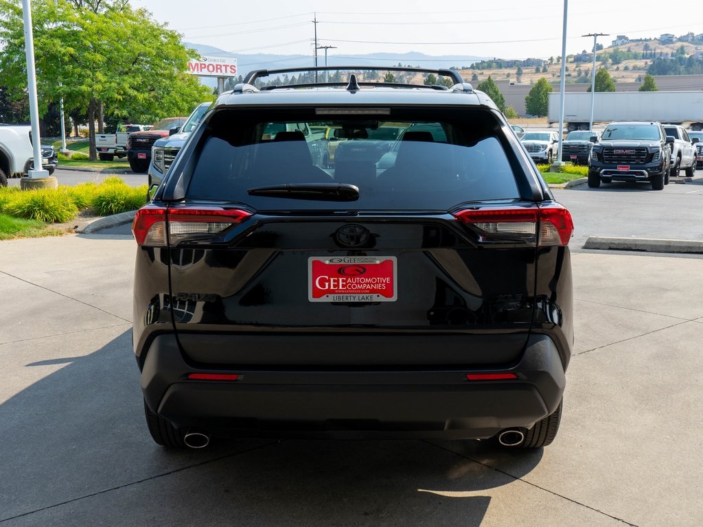 2022 Toyota RAV4 XLE photo 3