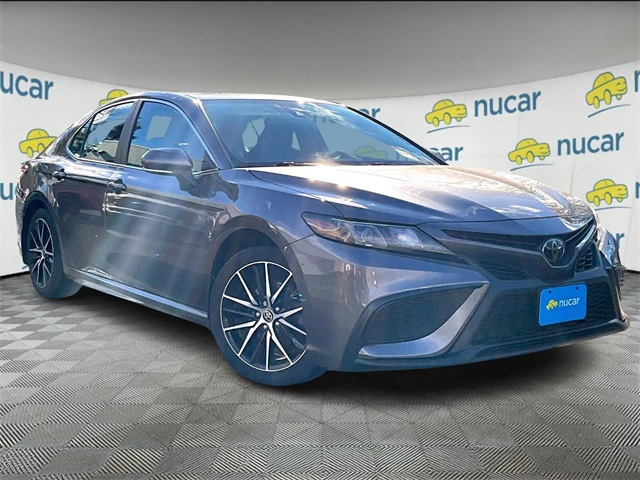 2023 Toyota Camry SE's photo