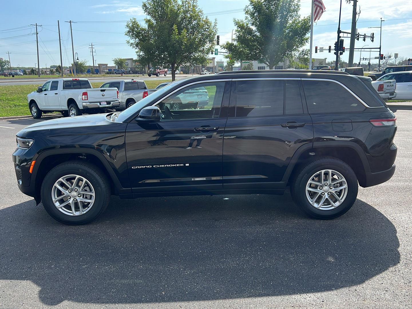 2025 Jeep Grand Cherokee Laredo X photo 4