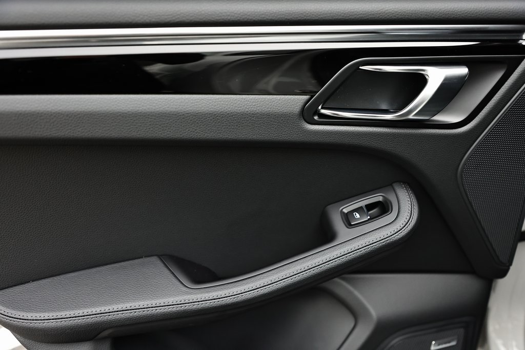 2025 Porsche Macan T photo 20