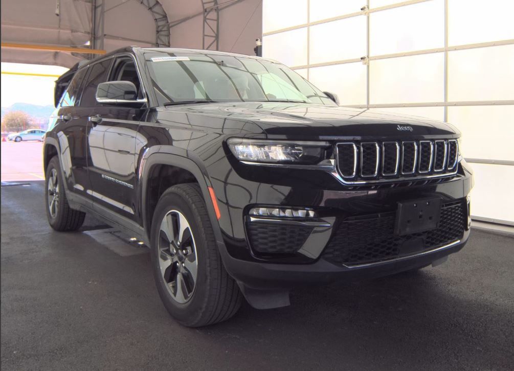 2023 Jeep Cherokee Base photo 2
