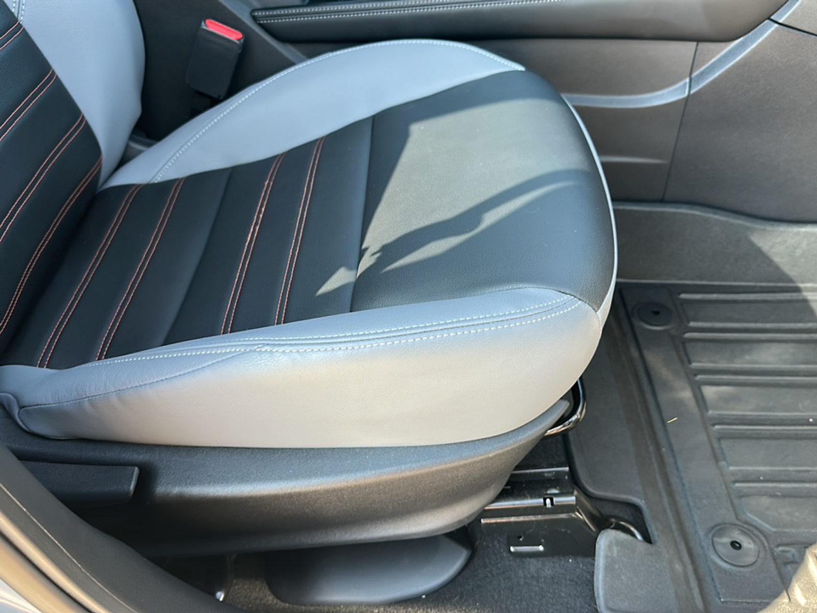 2023 Nissan Kicks SR photo 9