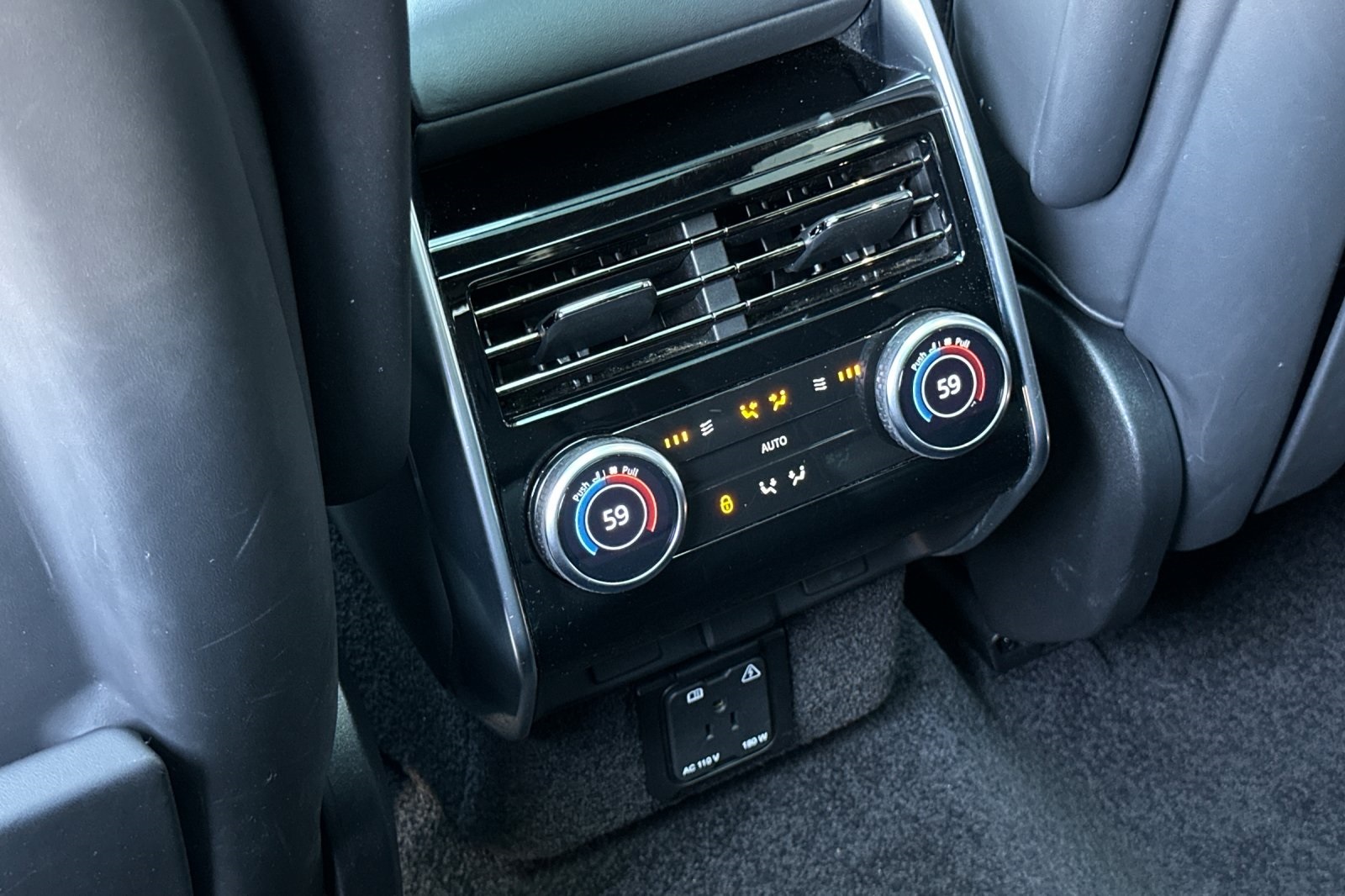 2023 Land Rover Range Rover SE photo 13