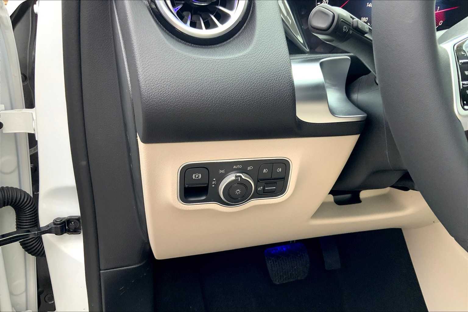 2025 Mercedes Benz GLB 250 photo 12