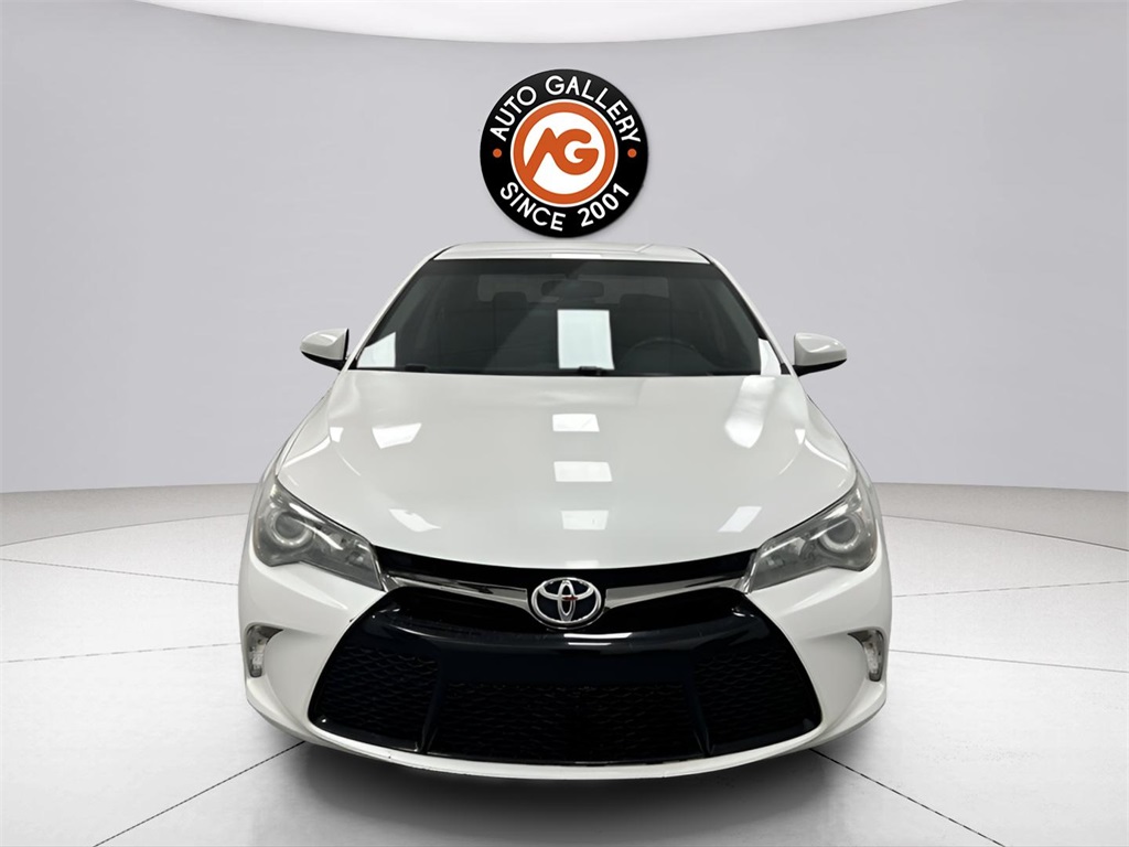 2017 Toyota Camry SE photo 2