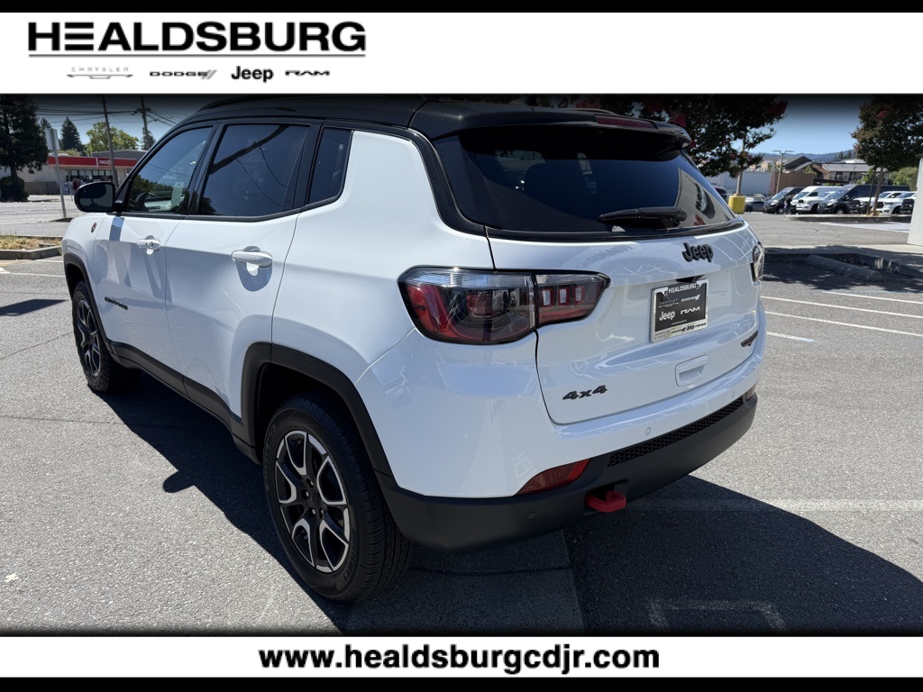 2024 Jeep Compass Trailhawk photo 2