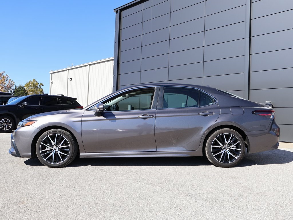 2021 Toyota Camry SE photo 2