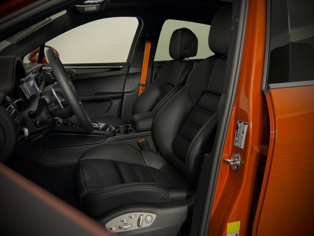 2025 Porsche Macan T photo 5