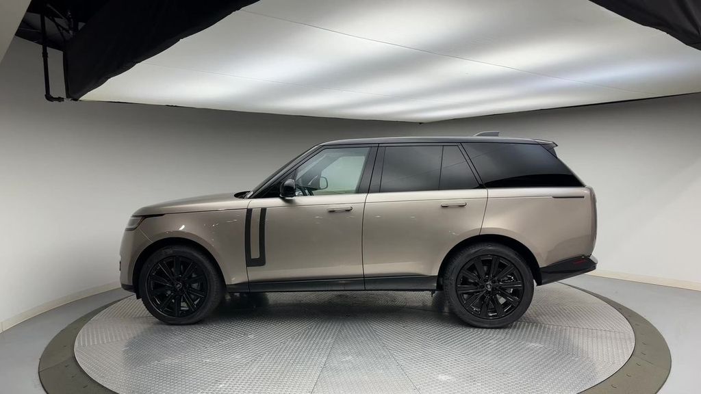2023 Land Rover Range Rover SE photo 4