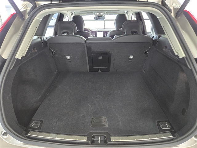 2025 Volvo XC60 B5 Plus photo 16